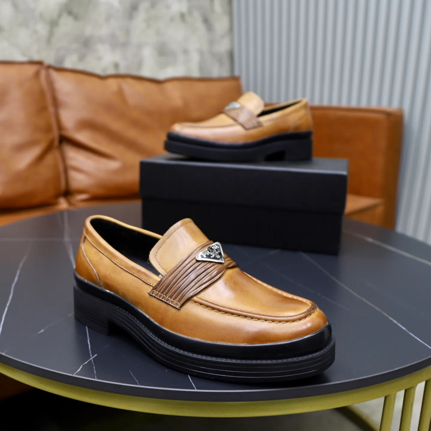 Men's shoes: 540💰🙅‍♂️🙅‍♂️🙅‍♂️ Brand: PRADA Standard code: Men's code 38-44 (45 can be customized) Grade: Same style as the official website Original order quality Material: Original cowhide surface Comfortable sheepskin lining Original outsole Style category: Men's fashionable casual leather shoes Distinguished big-name luxury elements Top luxury Color: actual picture color
